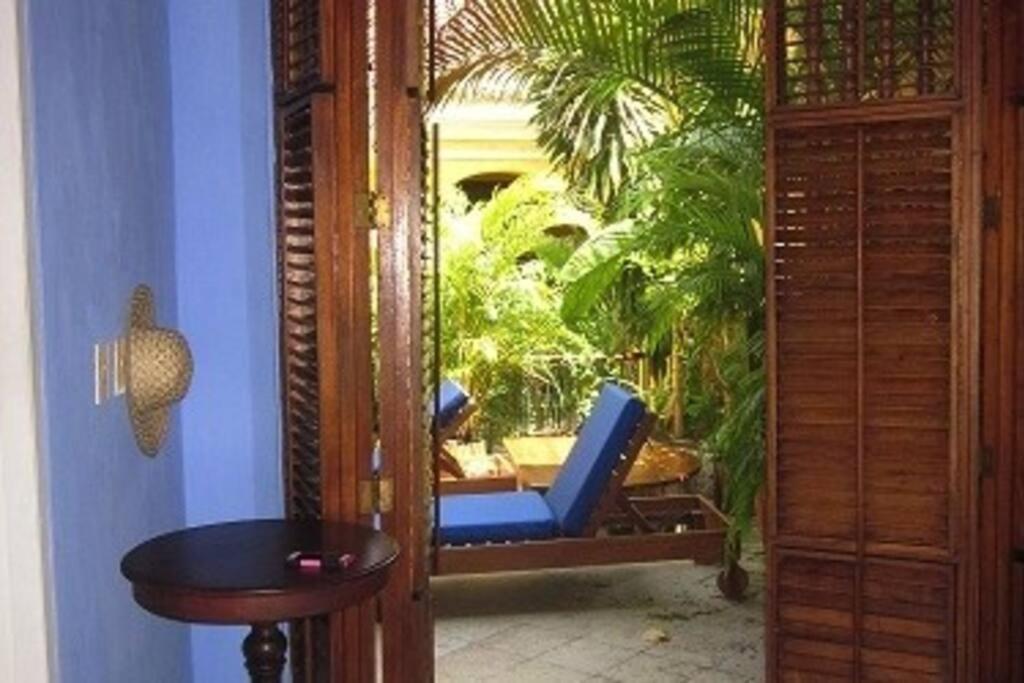 Charming Colonial With Pool, Walled Holiday home