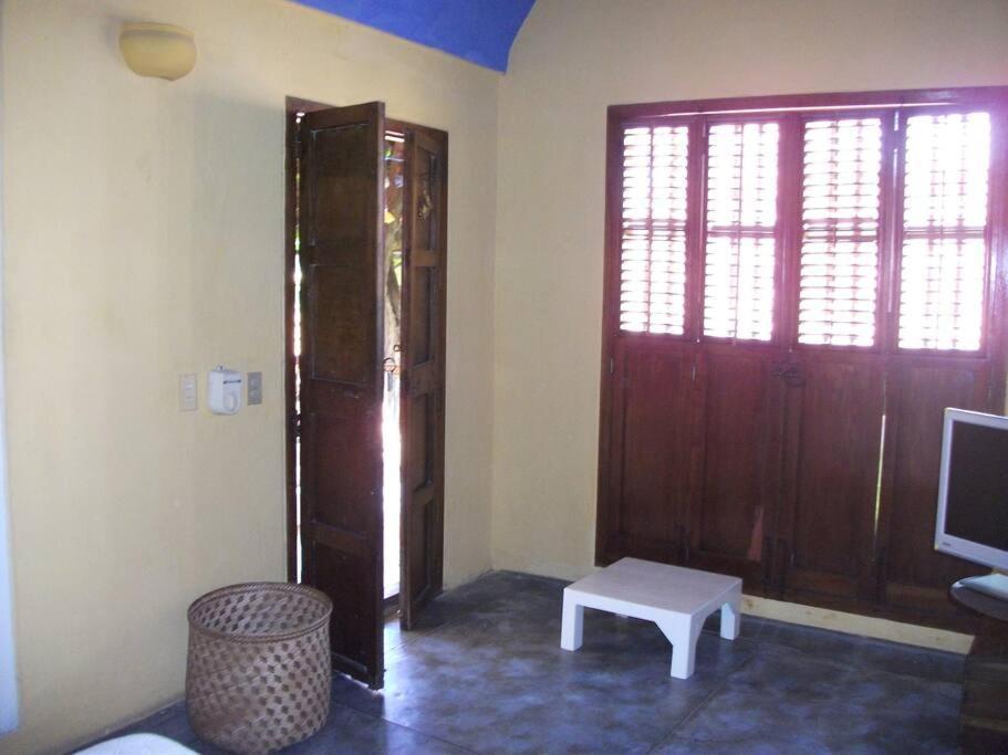 Charming Colonial With Pool, Walled Holiday home *