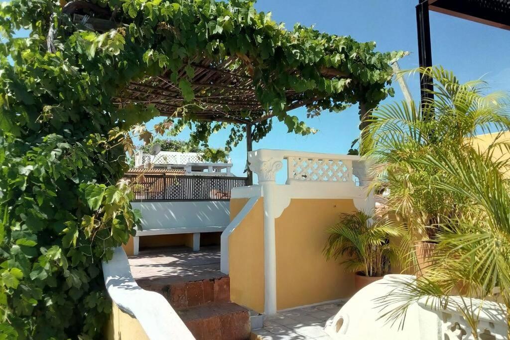 Charming Colonial With Pool, Walled Holiday home *