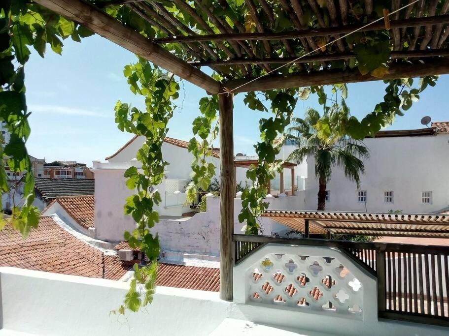 Charming Colonial With Pool, Walled Holiday home