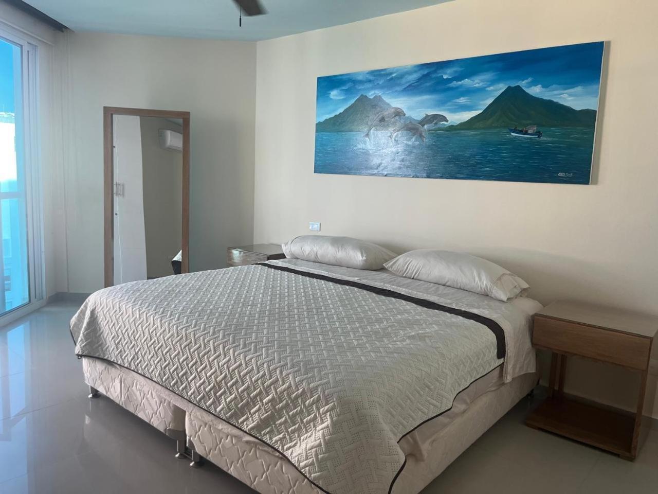 Lux Oceanfront Apartment *