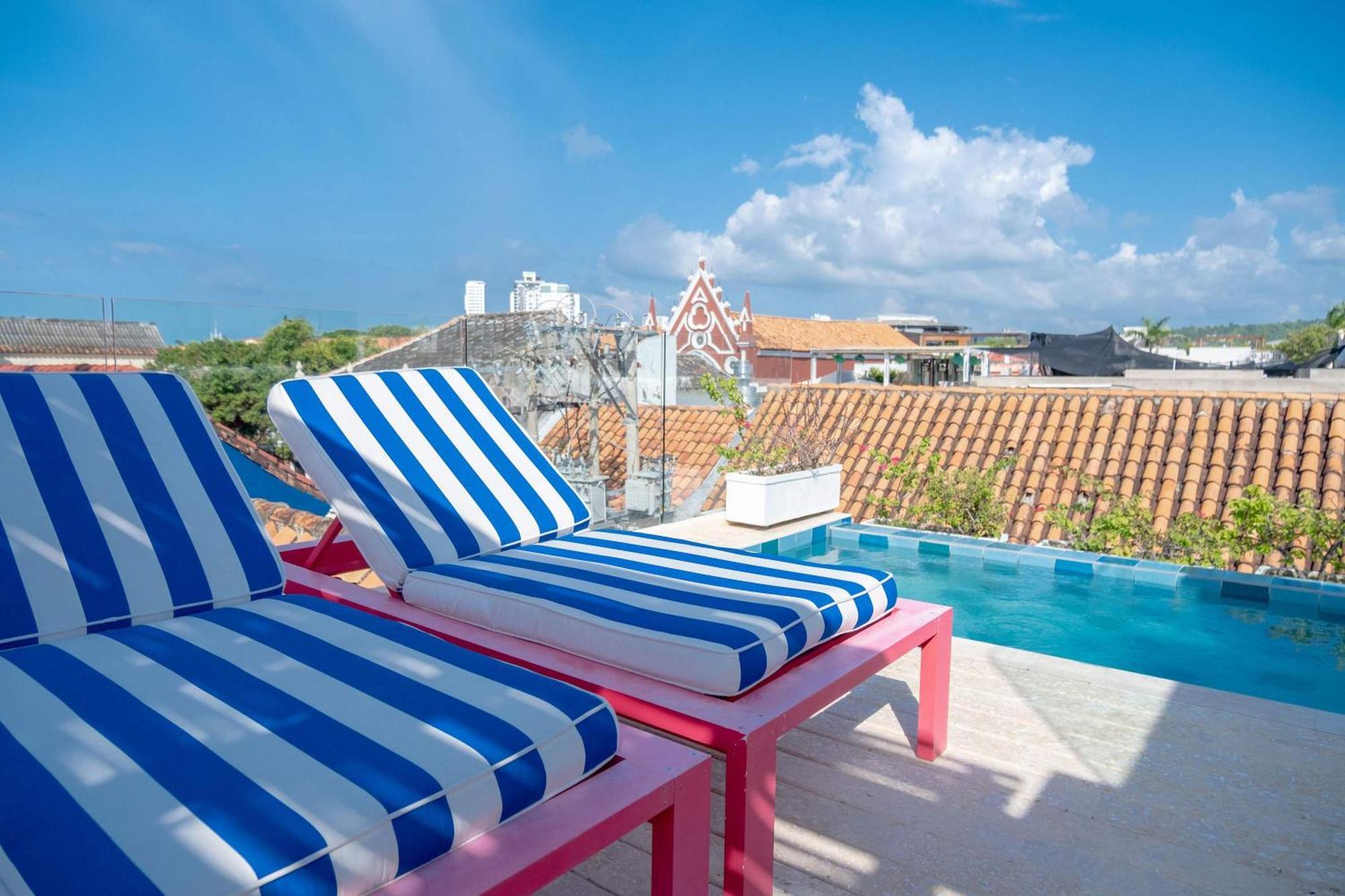 Fantastic House With Amazing Pool In Apartment *