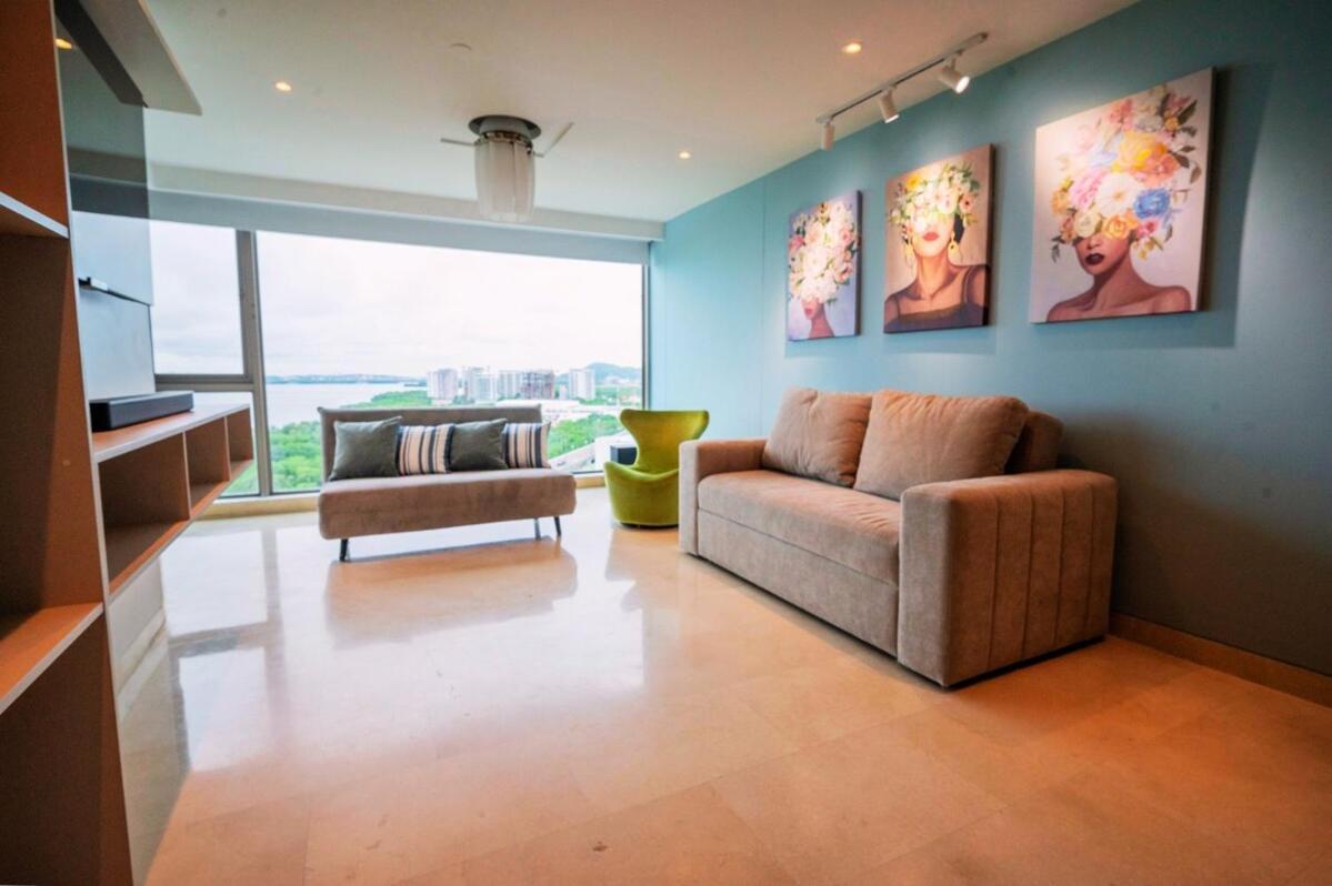 Modern Beachfront At Radisson *