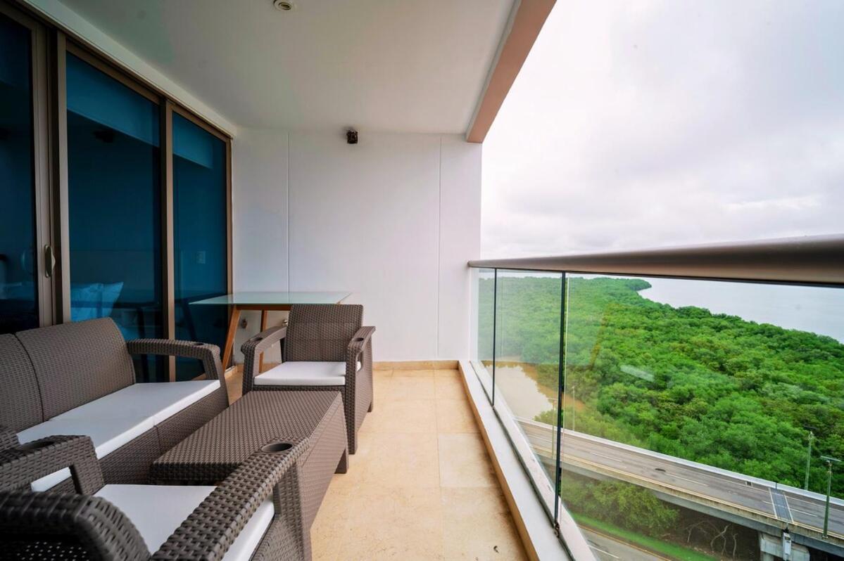 Modern Beachfront At Radisson Apartment