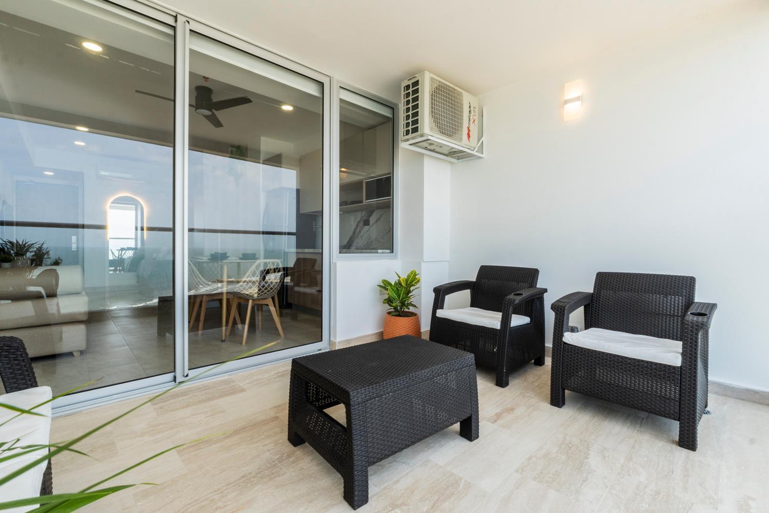 Panoramic Oceanview Loft Near & Airport Apartment