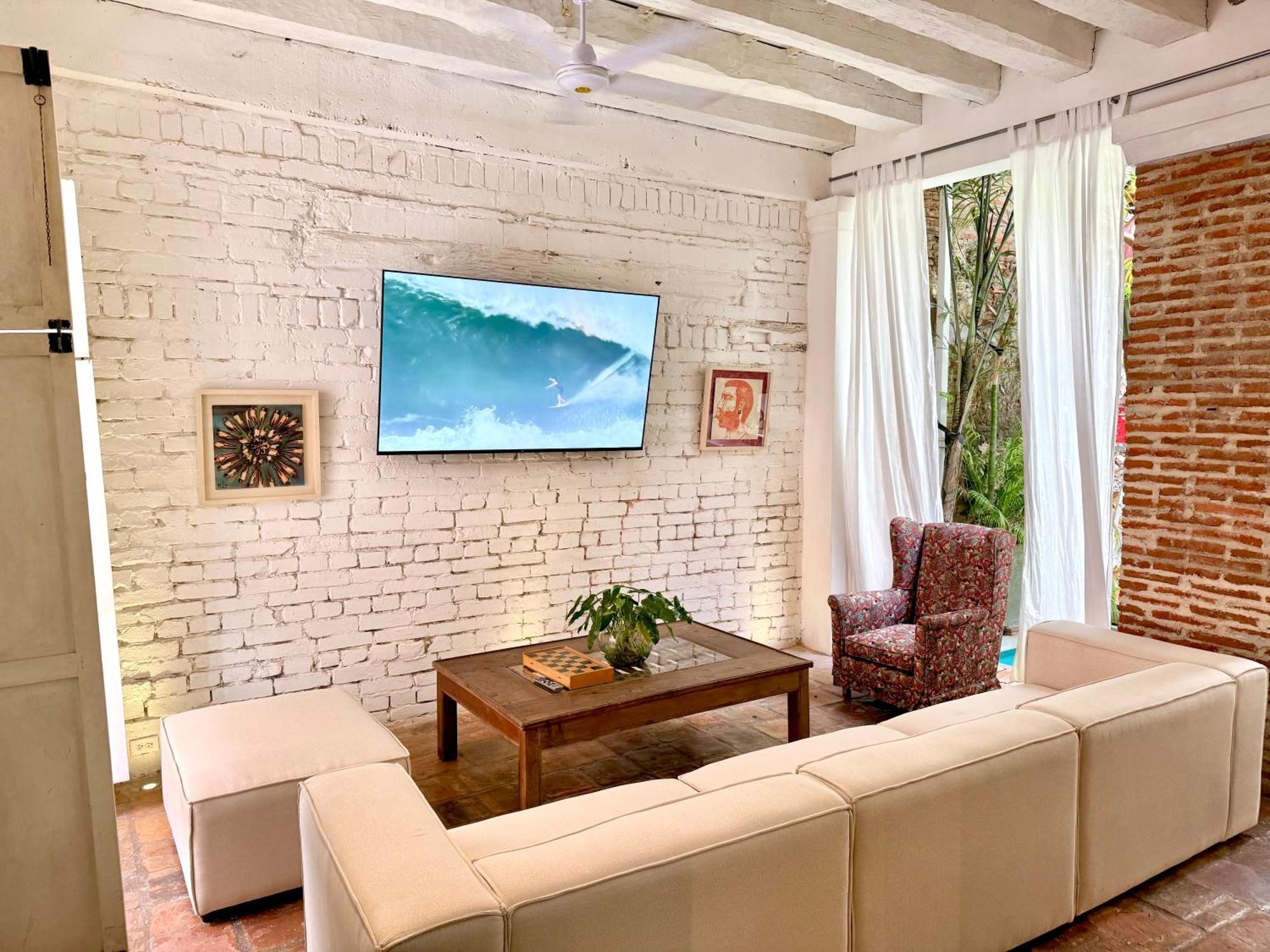 By Calamari Homes - Casa Aura Victoria Walled Holiday home *