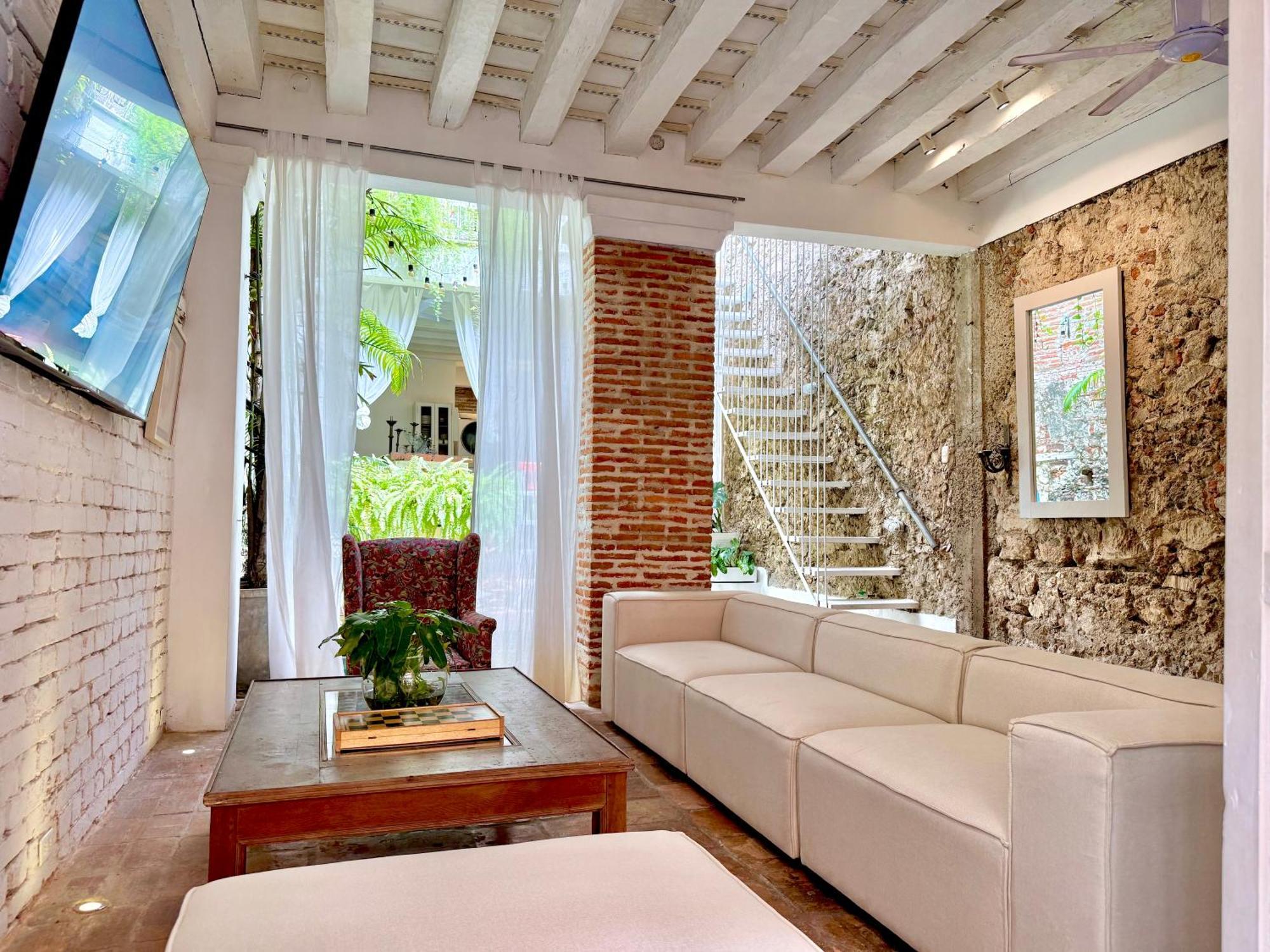 By Calamari Homes - Casa Aura Victoria Walled *