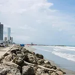 Apartamento Cerca Centro Historico En Edificio Frente A La Playa B-1-2