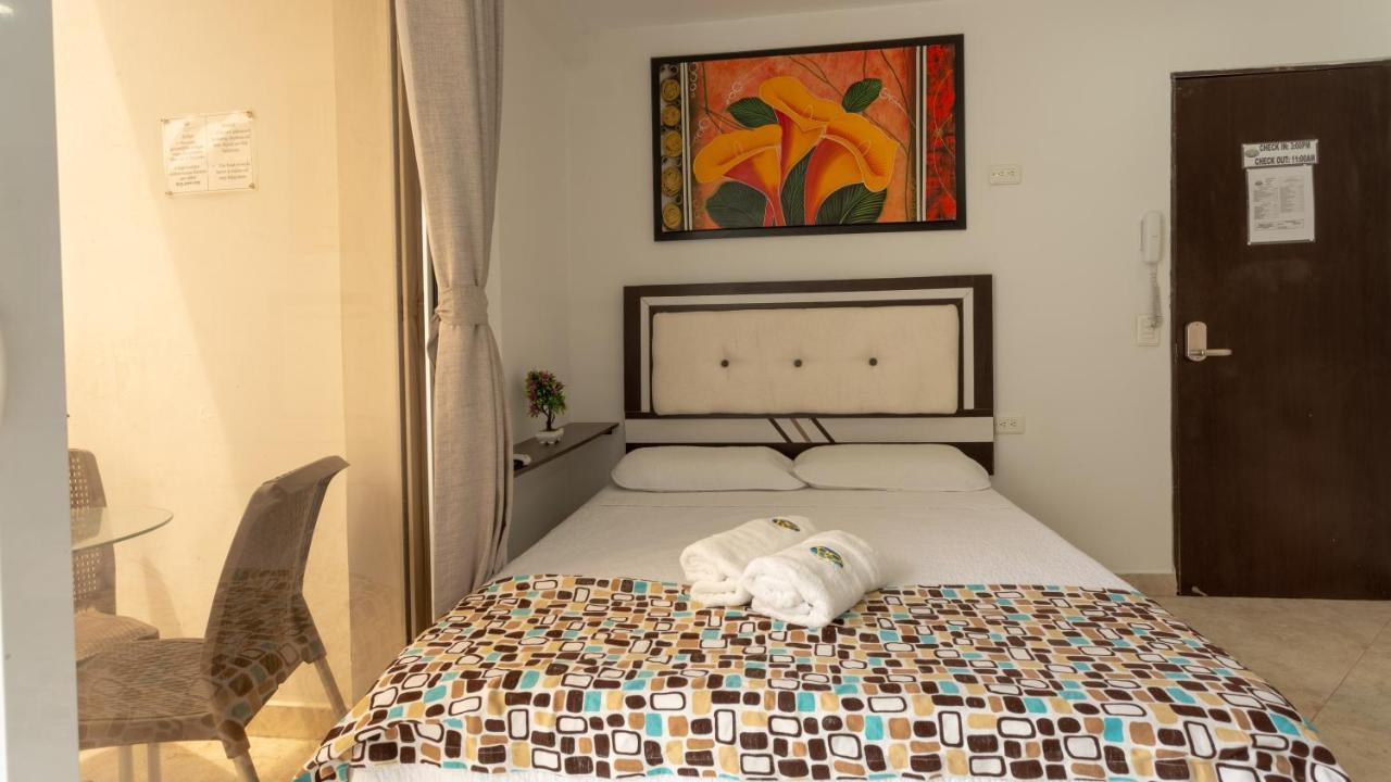 Hollywood Aparthotel 2*