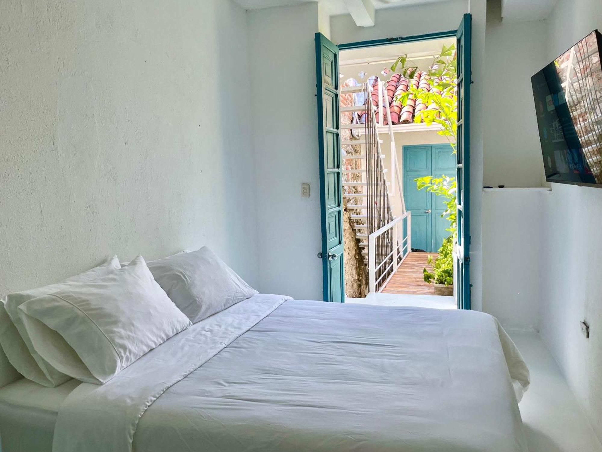 By Calamari Homes - Casa Aura Victoria Walled Holiday home *