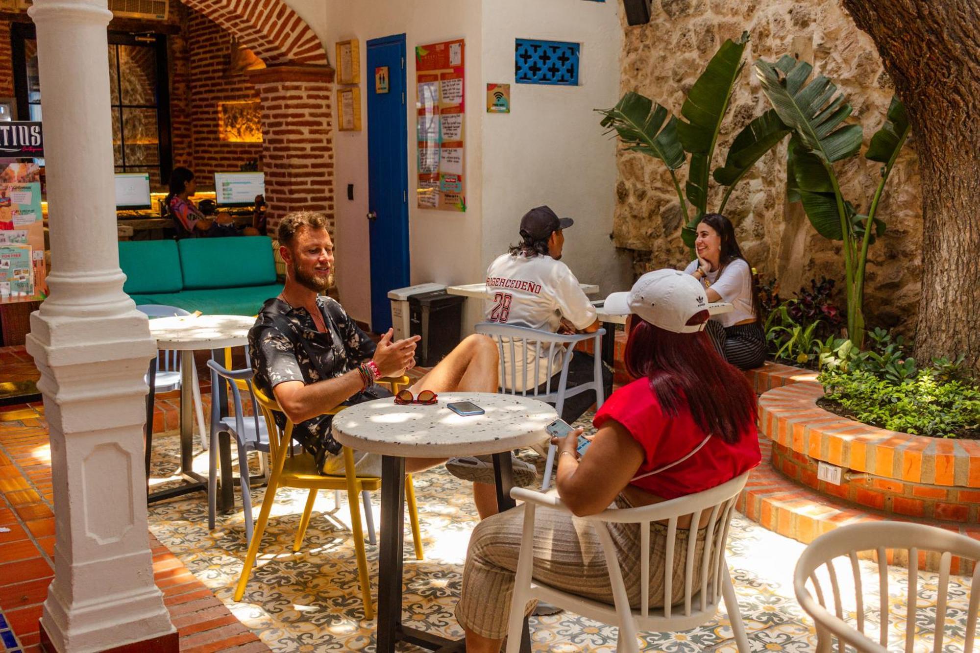 Patios Hostal *