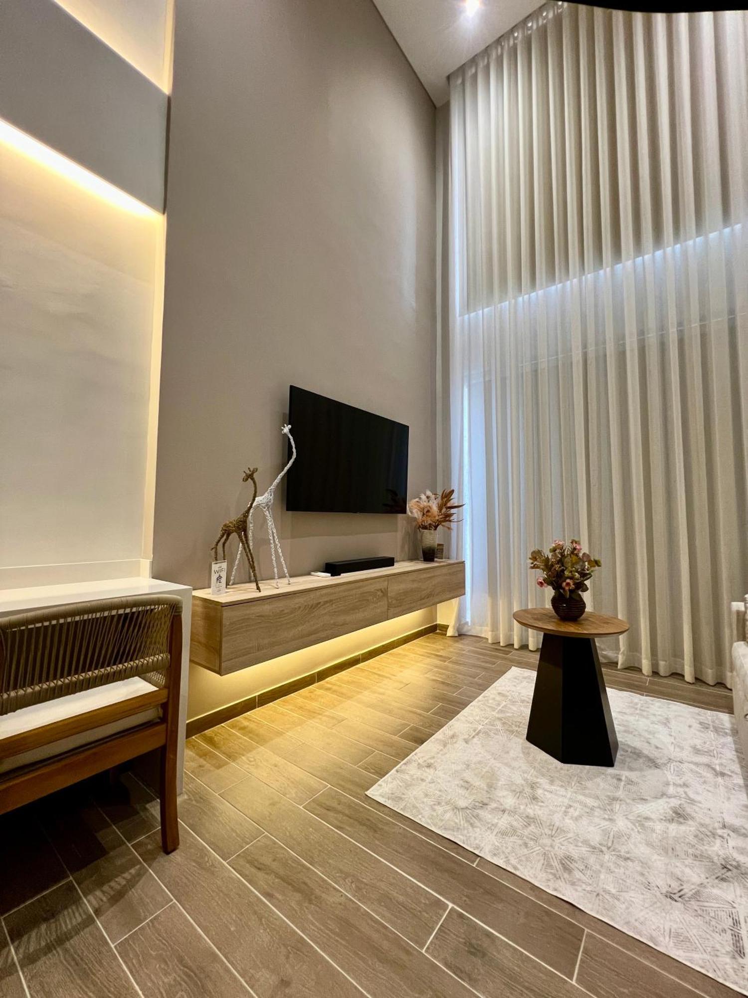 Beautiful! Brand New Old Town Apartment *
