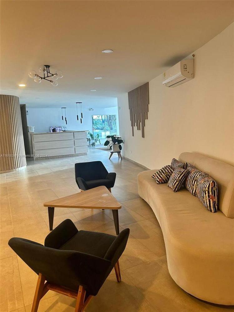 Beachfront Bliss, Your Ocean Escape Apartamento