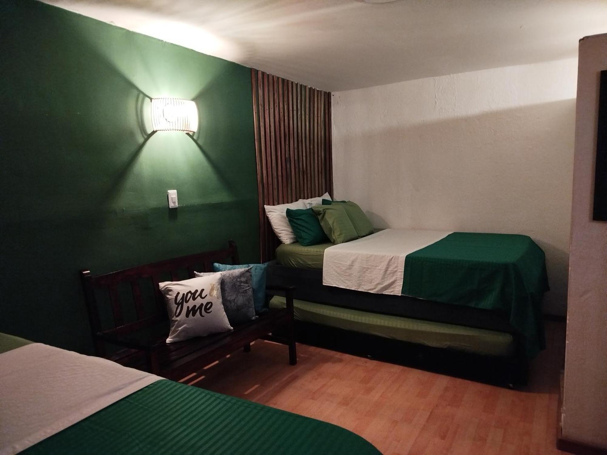 Habitacion Familiar Hasta Para 8 Personas Frente Al Mar Con Aire Acondicionado Y Wifi Acomodação com café da manhã  Cartagena