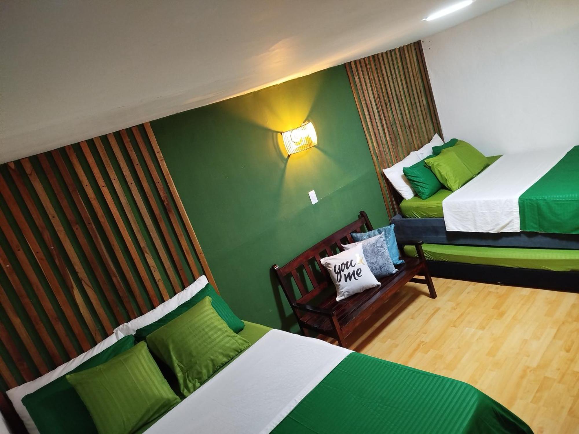 Habitacion Familiar Hasta Para 8 Personas Frente Al Mar Con Aire Acondicionado Y Wifi Acomodação com café da manhã 