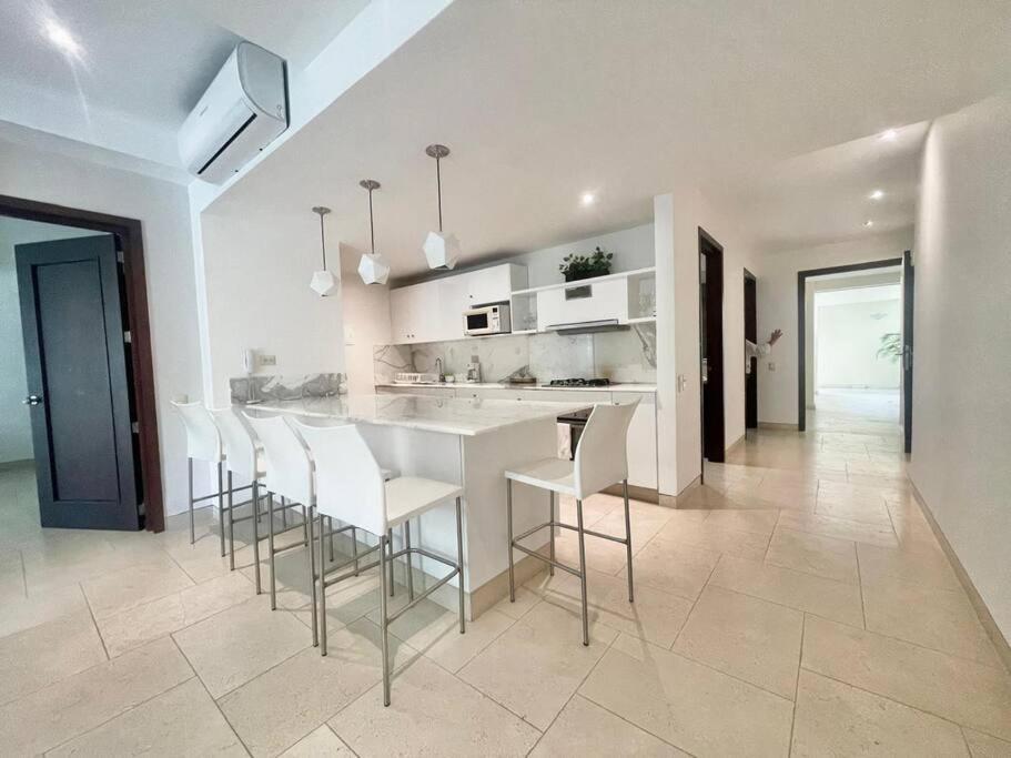 Modern Comfort - Spacious 2br In Walled Apartment