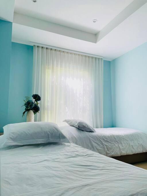 Modern Comfort - Spacious 2br In Walled Apartment