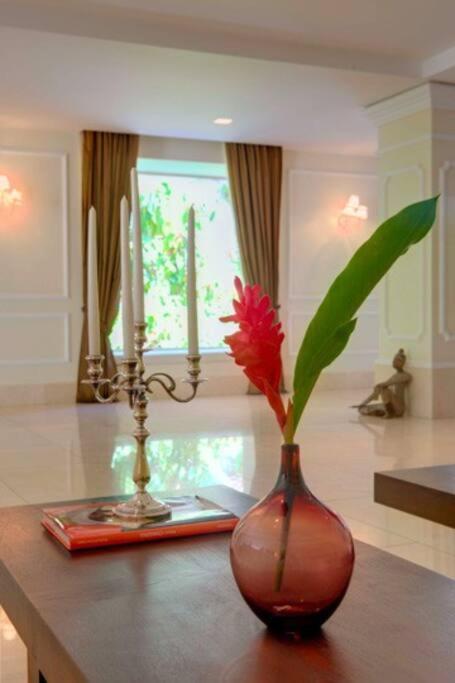 Modern Comfort - Spacious 2br In Walled Apartment