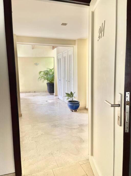 Modern Comfort - Spacious 2br In Walled Apartment