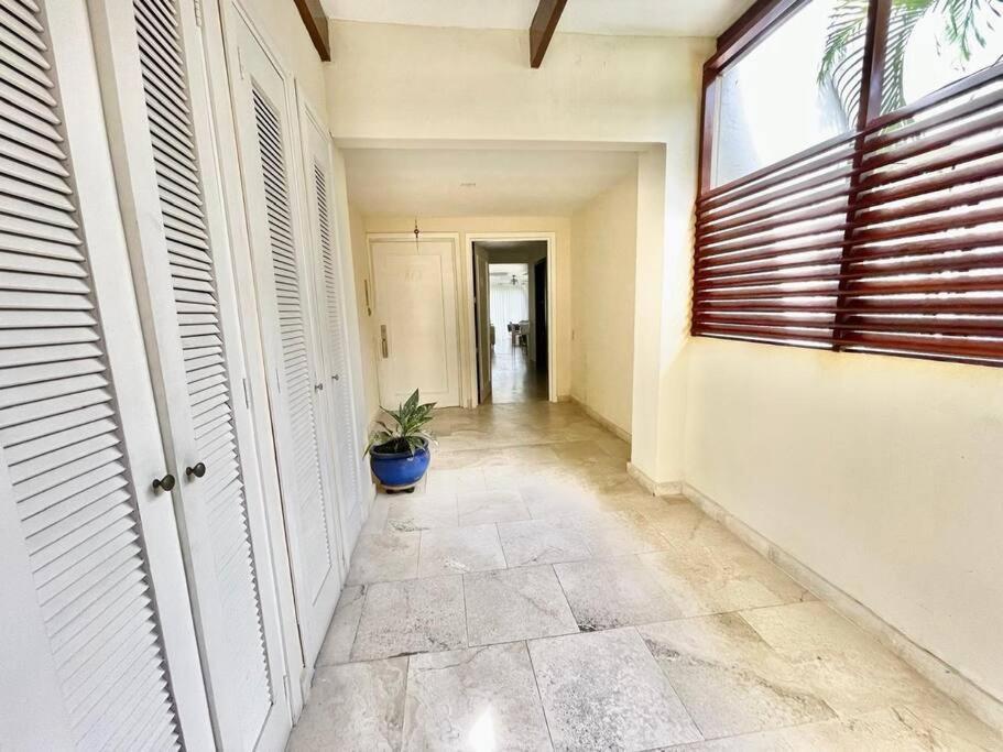 Modern Comfort - Spacious 2br In Walled Apartment *