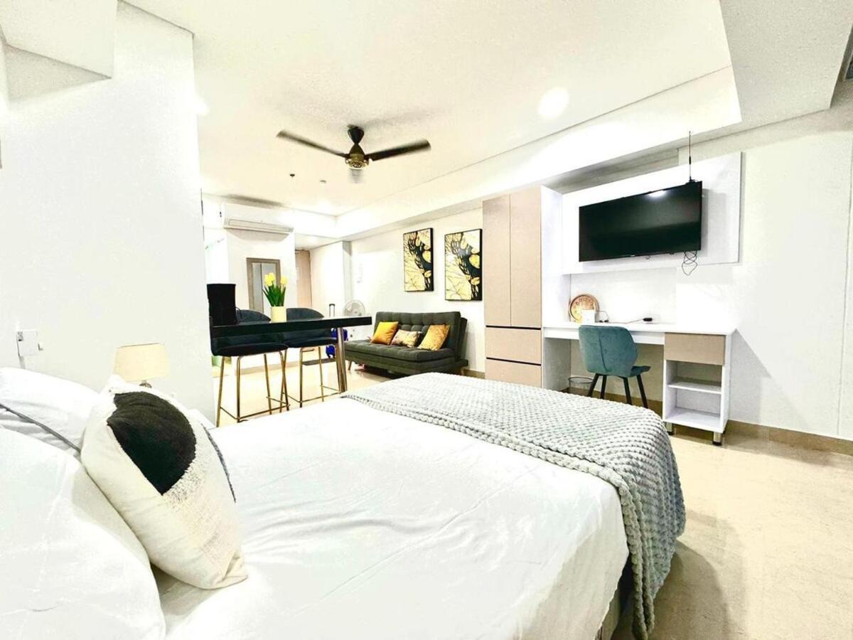 Pristine, Cozy, Next To With Everything U Need Apartment *