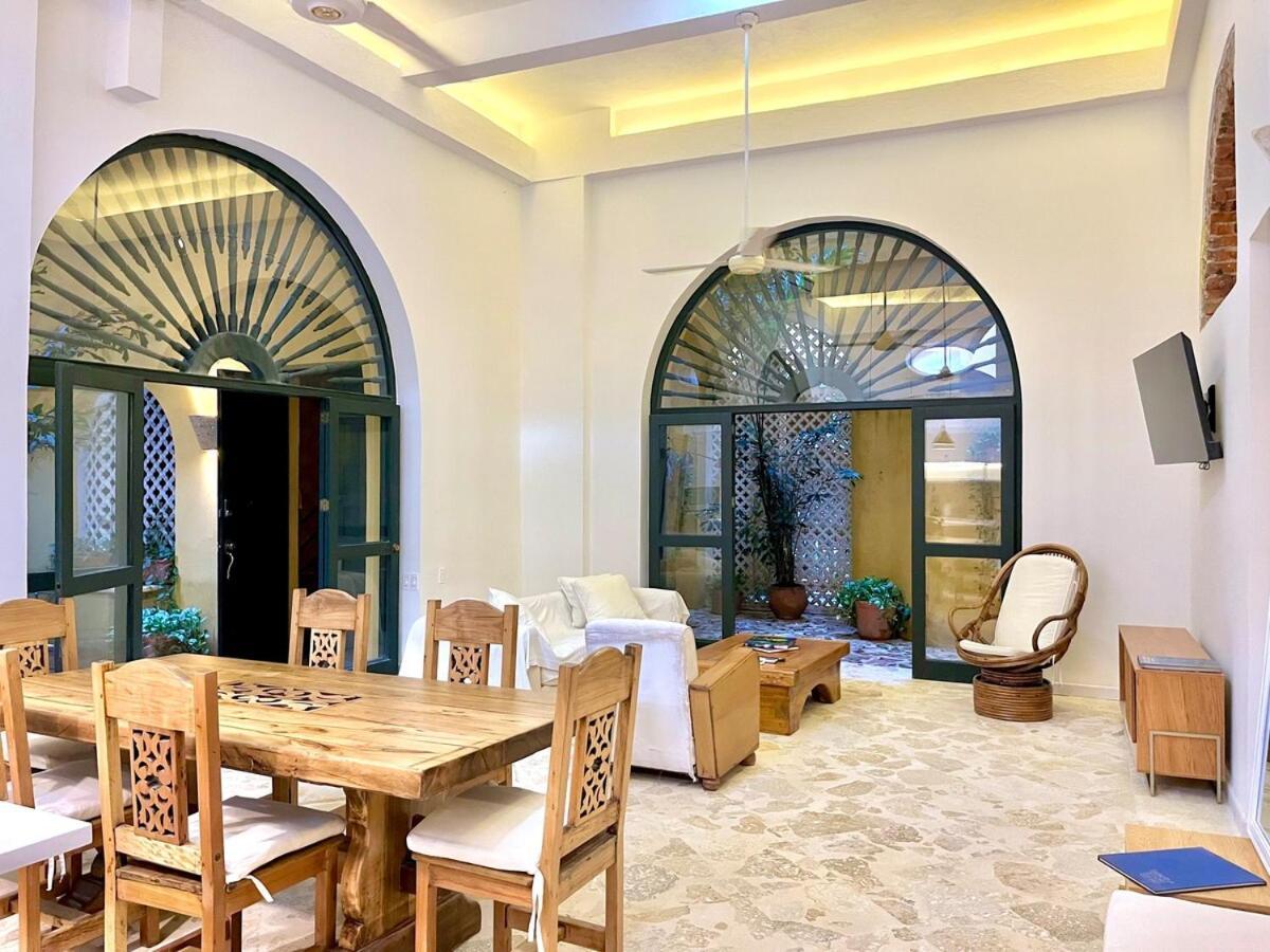 Walled 2 Private Patios, Rooftop With Pool Apartment *