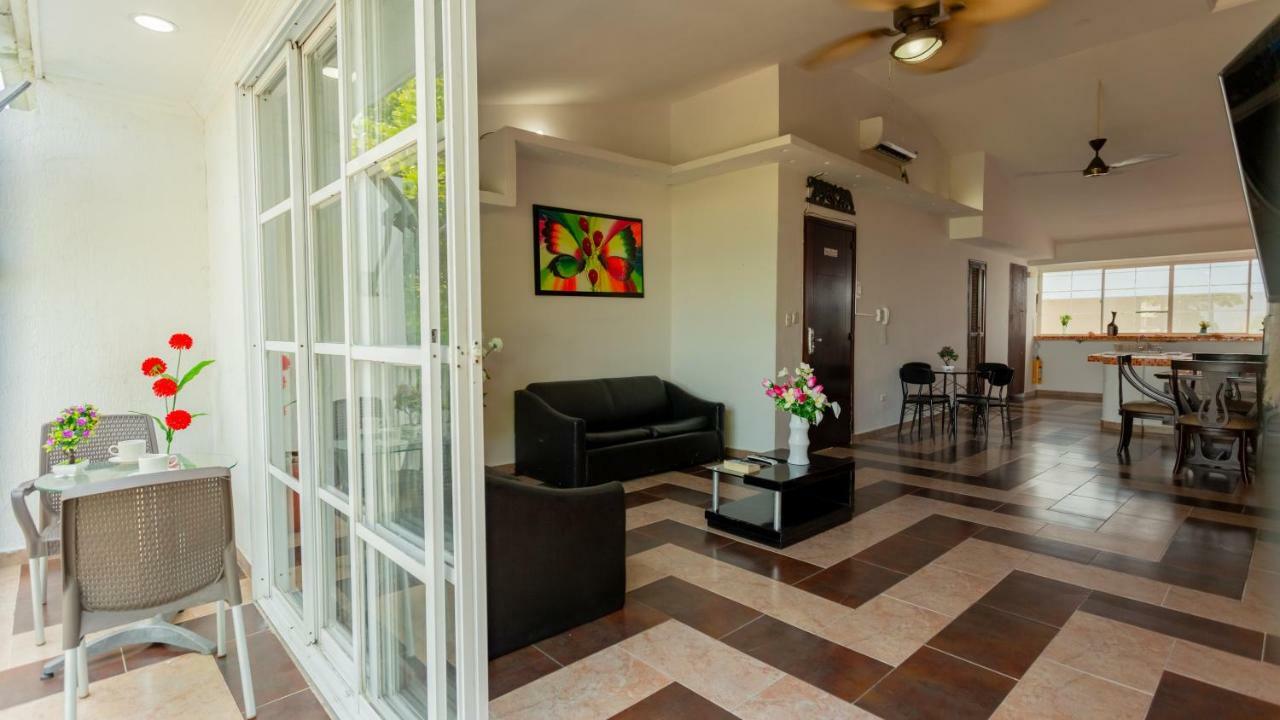 Hollywood Aparthotel 2*