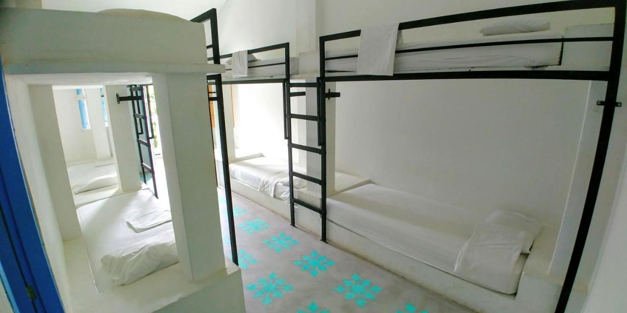 Media Luna Hostel *