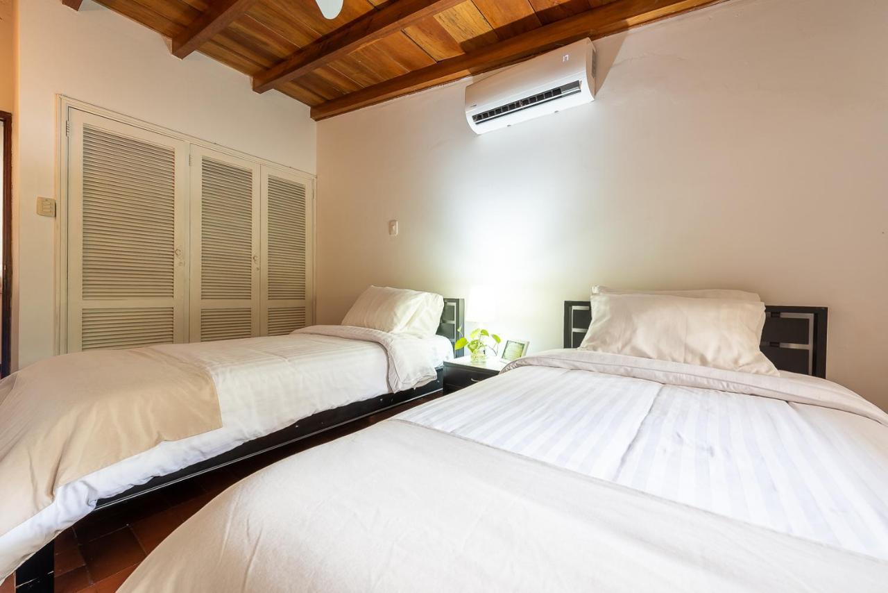 Casa Porto - Luxury 5 Bedroom Beachfront In Bocagrande By Huespedia *