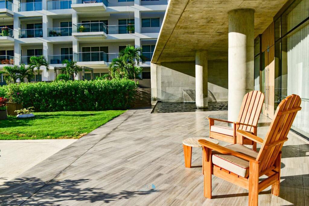 Apartment Ocean View Panorama Apartment: Beachfront Luxury With Pools *