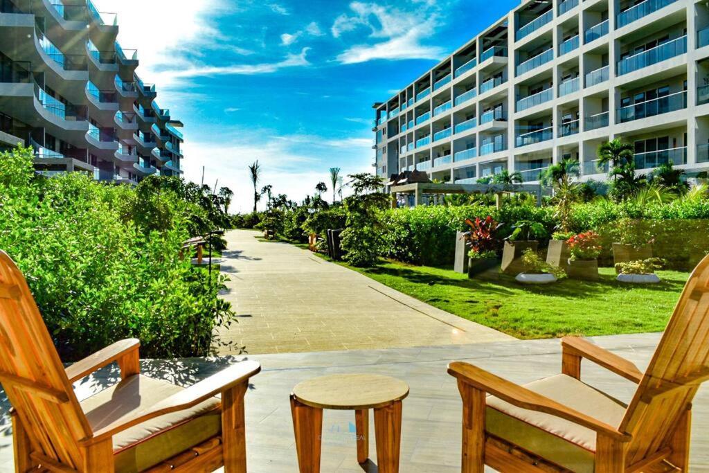 Apartment Ocean View Panorama Apartment: Beachfront Luxury With Pools