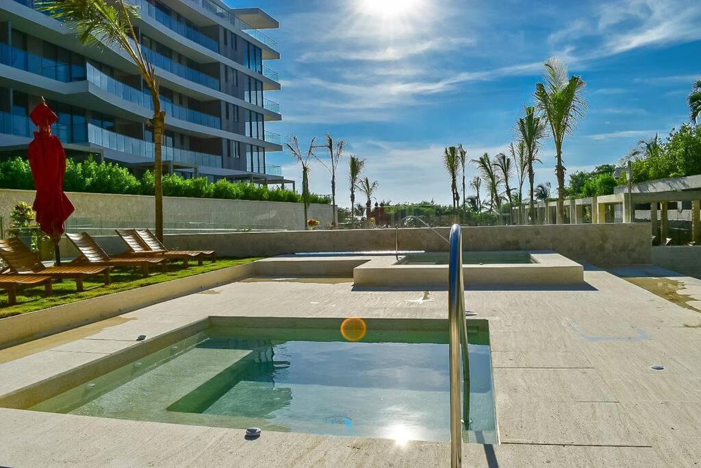 Ocean View Panorama Apartment: Beachfront Luxury With Pools *