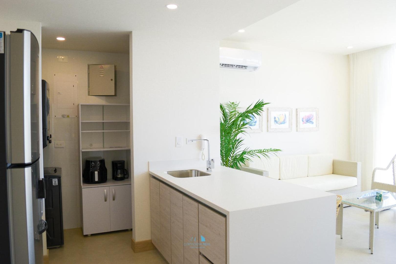 Ocean View Panorama Apartment: Beachfront Luxury With Pools Apartment Cartagena
