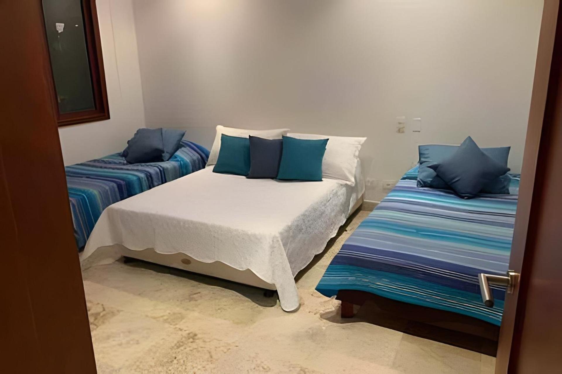 212 Walled Magical Apartment