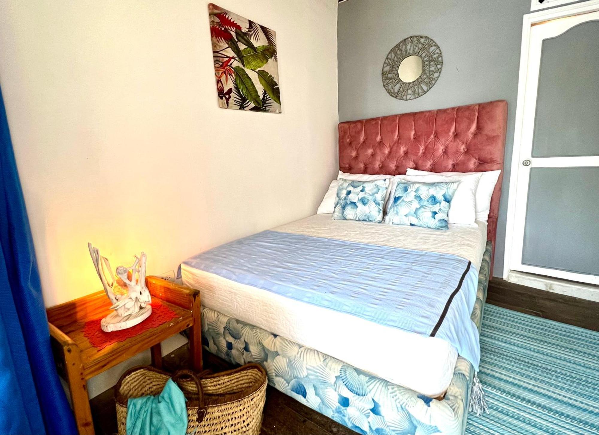 Mira Mira Hostel *
